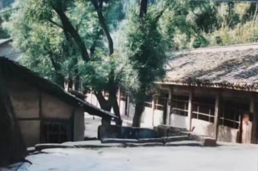 這是之江小學(xué)的前身——四川省南充市嘉陵區(qū)一所山區(qū)小學(xué)的校舍（資料照片翻拍）。
