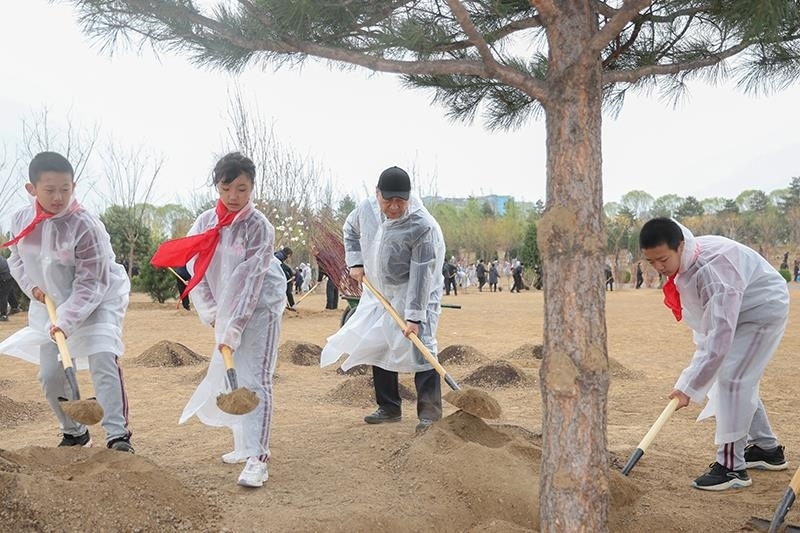 2023年4月4日，習(xí)近平總書記來到北京市朝陽區(qū)東壩中心公園參加首都義務(wù)植樹活動。這是總書記同孩子們一起植樹。