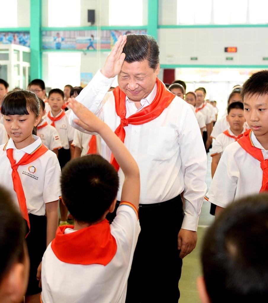 2014年5月30日，習(xí)近平總書記來到北京市海淀區(qū)民族小學(xué)，參加慶?！傲弧眹H兒童節(jié)活動。新華社記者 李濤 攝