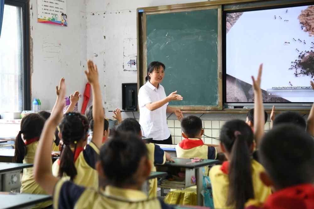 5月31日，學(xué)生在科學(xué)課上與老師互動。
