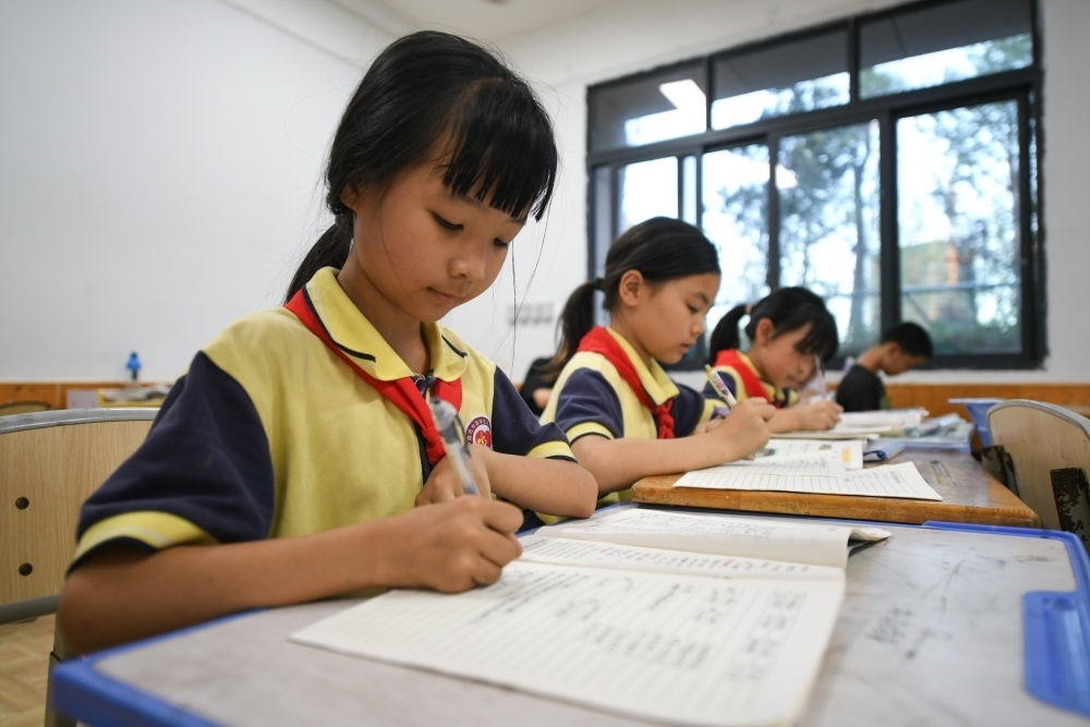 5月30日，學(xué)生在之江小學(xué)“留守兒童之家”寫作業(yè)。