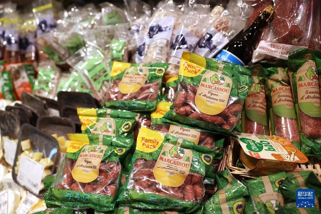 這是5月31日在比利時布魯塞爾一家超市拍攝的各類食品。新華社記者 趙丁喆 攝