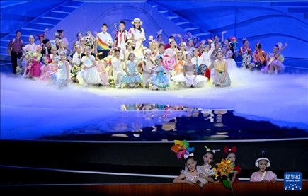 6月1日，演員在“我和祖國(guó)一起成長(zhǎng)”主題演出活動(dòng)中表演。新華社記者 金良快 攝