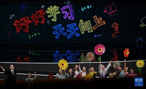 6月1日，演員在“我和祖國(guó)一起成長(zhǎng)”主題演出活動(dòng)中表演。新華社記者 金良快 攝