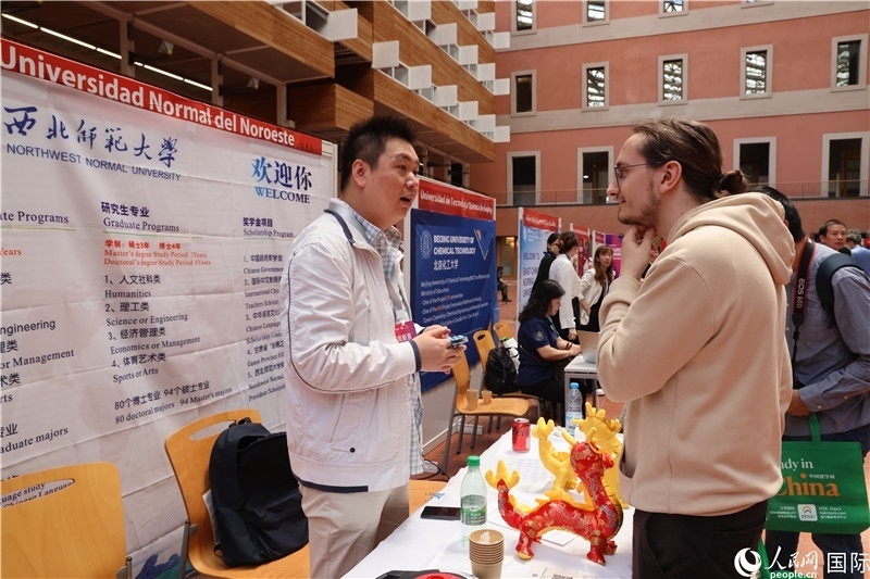 西班牙應(yīng)屆畢業(yè)生在展臺前咨詢。人民網(wǎng)記者 顏歡攝