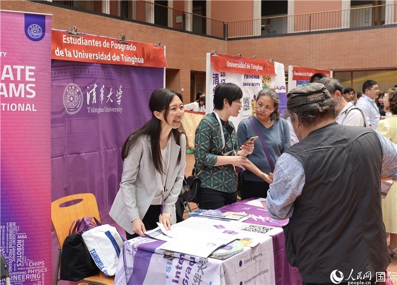 旅西華人華僑在展臺前咨詢。人民網(wǎng)記者 顏歡攝