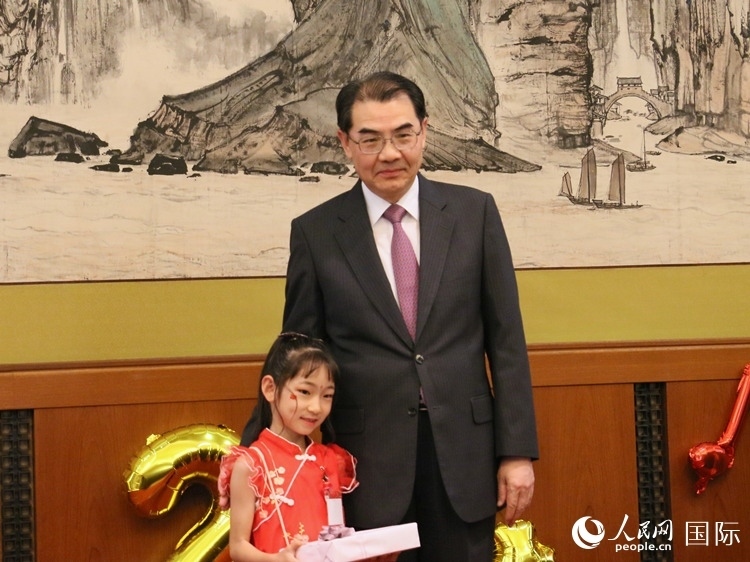 吳江浩大使向中文朗誦比賽獲獎選手代表贈送書籍。人民網(wǎng) 許可攝