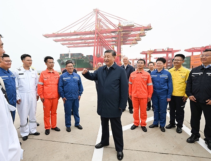 △2024年5月22日，習(xí)近平總書記在山東省日照港親切慰問港口科技工作者、運(yùn)營(yíng)人員、航運(yùn)人員。