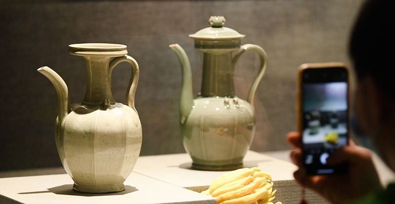 2021年9月14日，浙江省博物館，觀眾在拍攝北宋龍泉窯執(zhí)壺（左）和龍泉青瓷藝人劉杰制作的執(zhí)壺。