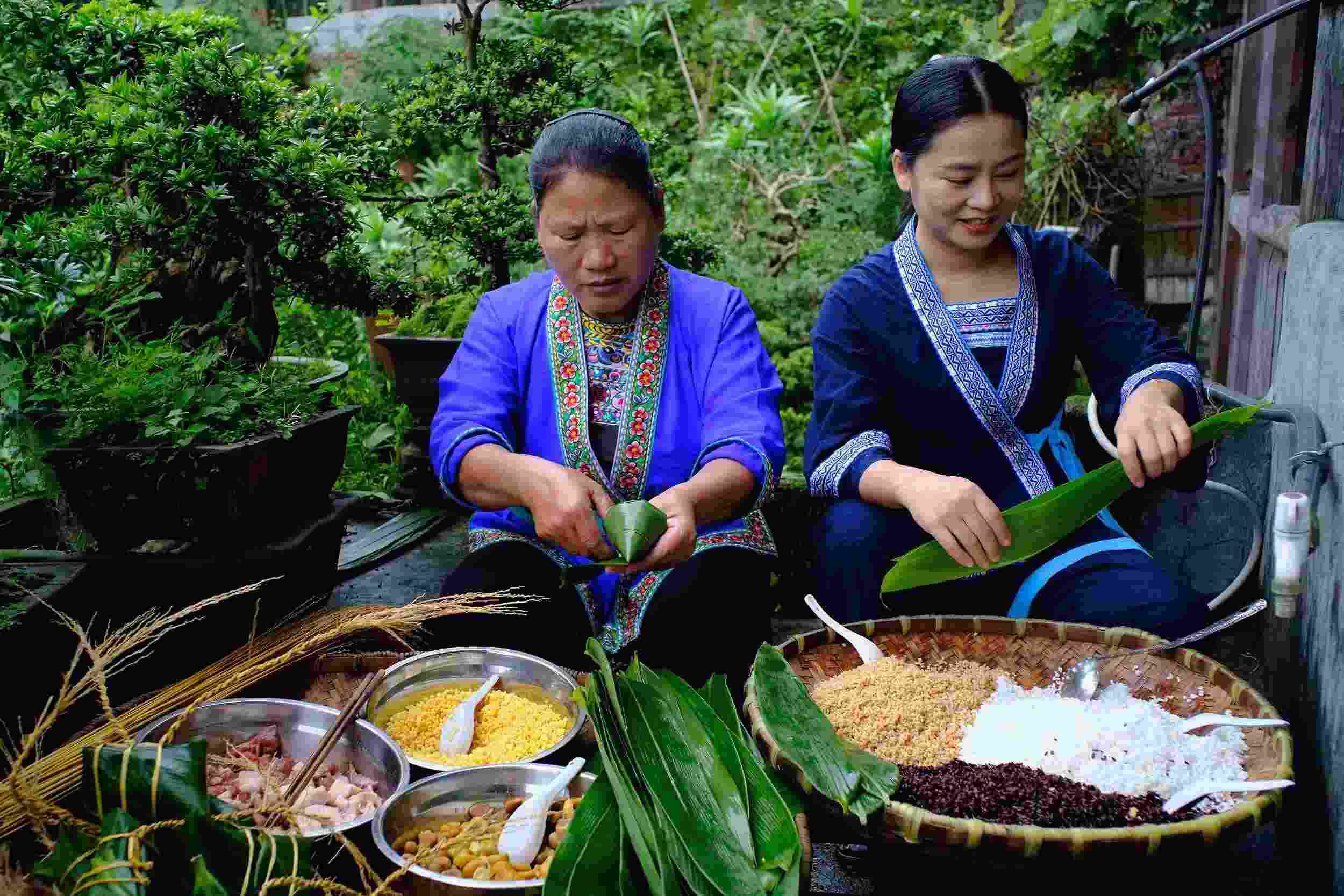 端午節(jié)將至，苗家女性包紫黑香糯粽 （圖片來(lái)源：視覺(jué)中國(guó)）