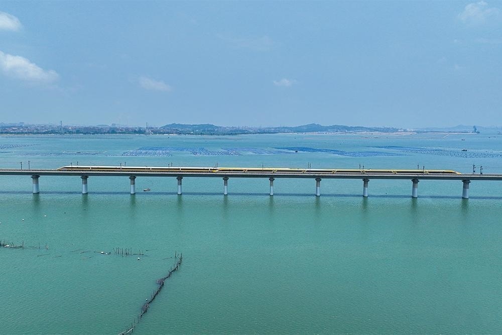 △2023年6月28日，CR450動車組試驗列車在湄洲灣跨海大橋交會運(yùn)行，單列最高運(yùn)行時速達(dá)到453公里。