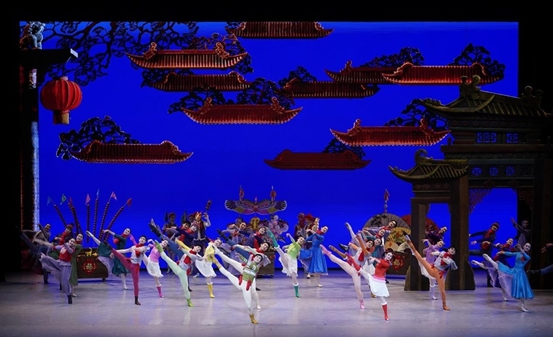 2024年1月27日晚，在阿聯(lián)酋首都阿布扎比酋長國皇宮劇院，中國中央芭蕾舞團(tuán)演員在演出中國賀歲芭蕾舞劇《過年》。