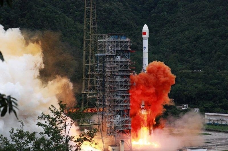 △2020年6月23日，我國北斗三號全球衛(wèi)星導(dǎo)航系統(tǒng)最后一顆組網(wǎng)衛(wèi)星在西昌衛(wèi)星發(fā)射中心點(diǎn)火升空。同年7月，北斗三號系統(tǒng)正式開通全球服務(wù)，“中國的北斗”真正成為“世界的北斗”。