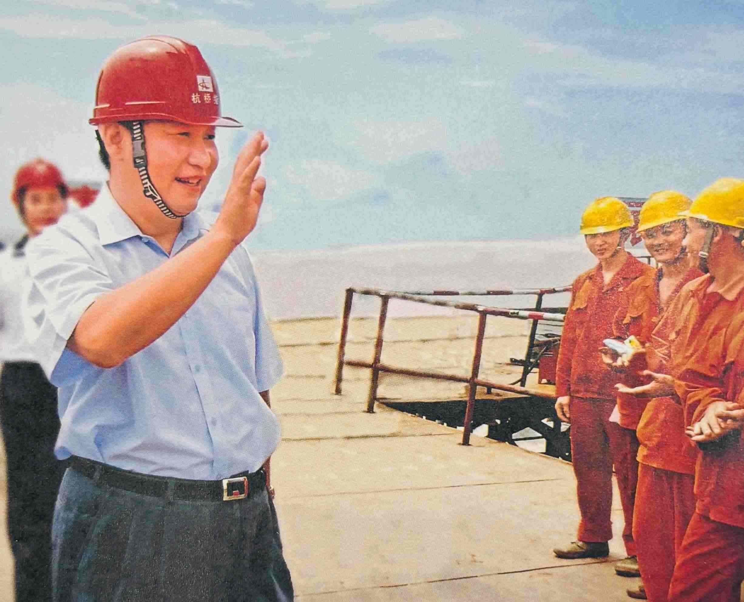 △2006年7月12日，習(xí)近平在杭州灣跨海大橋嘉興市海鹽段建設(shè)工地慰問工人。