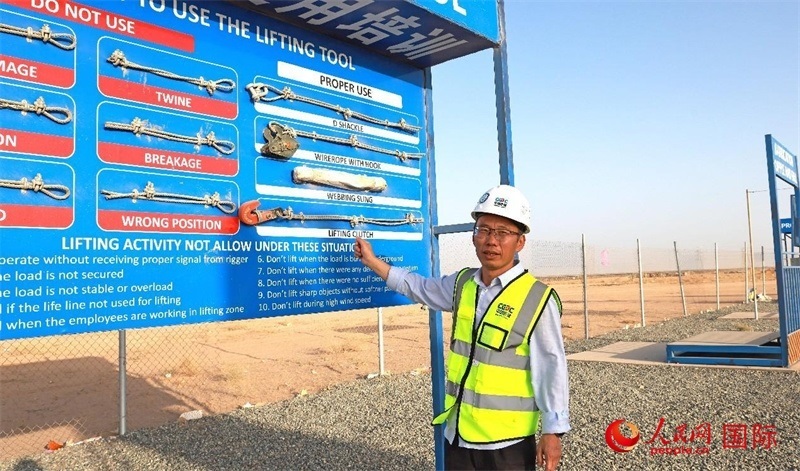 中國能建國際工程公司副總經(jīng)理兼阿爾舒巴赫電站項(xiàng)目經(jīng)理熊高峽展示安全培訓(xùn)中心設(shè)施。人民網(wǎng)記者 管克江攝