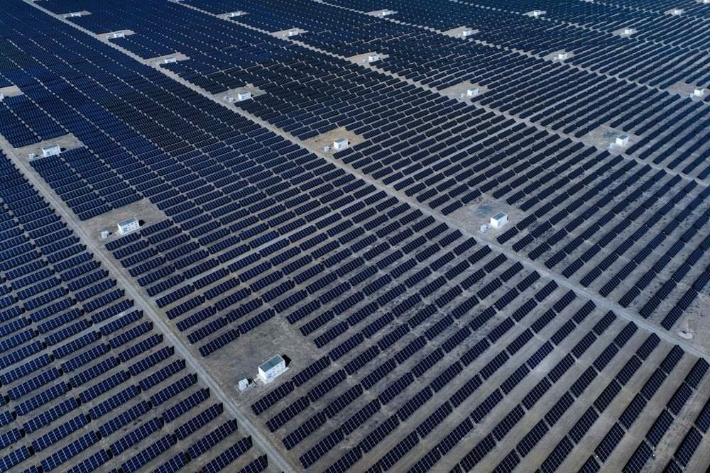 這是2024年4月15日在青海省海南藏族自治州共和縣塔拉灘綠色產(chǎn)業(yè)發(fā)展園區(qū)拍攝的光伏電站。新華社記者 張龍 攝