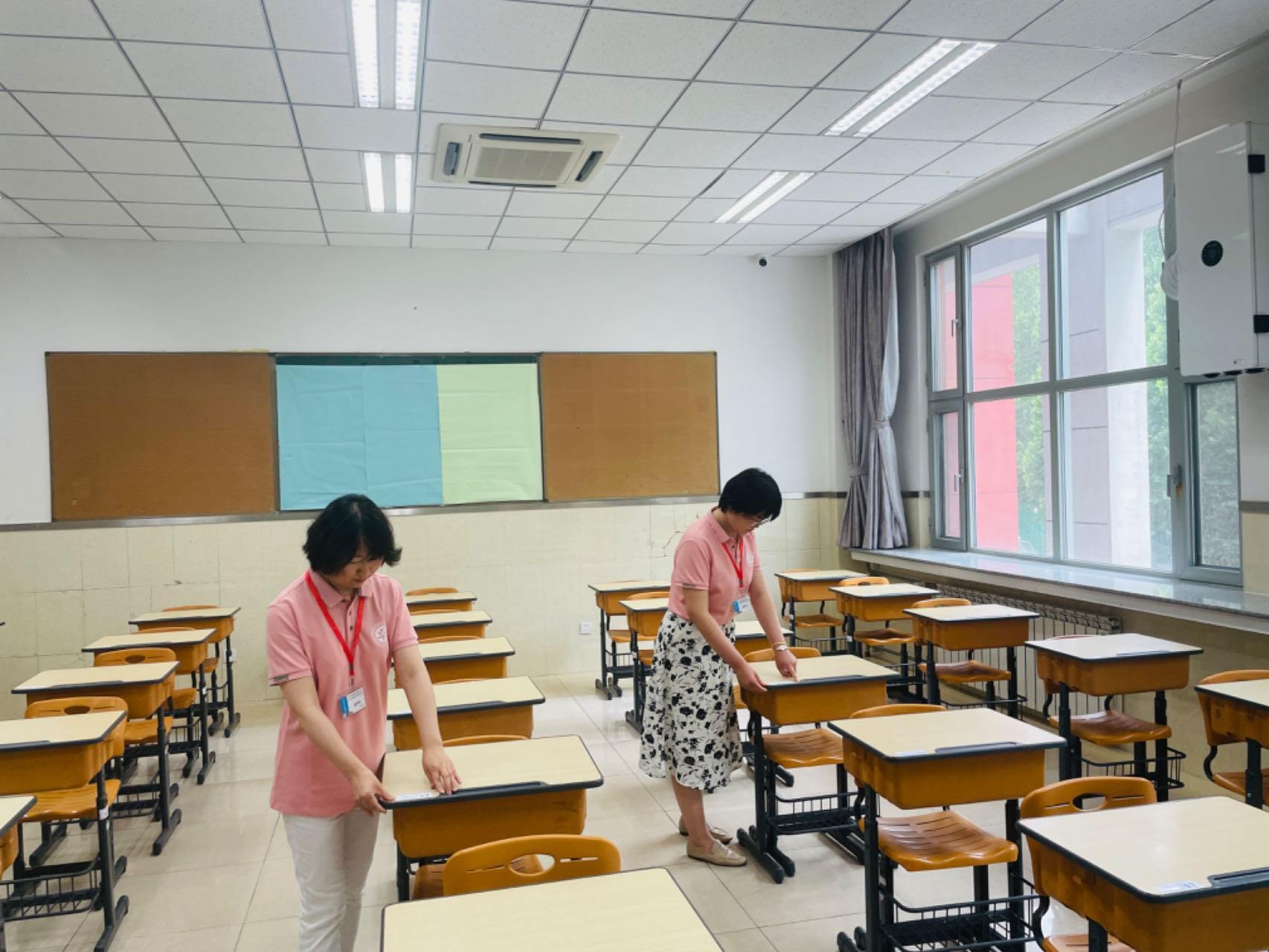 6月6日，北京市海淀區(qū)北航實驗學校中學部考點內(nèi)，學校教師做好考前籌備工作。人民網(wǎng)記者 李依環(huán)攝