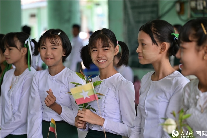 萊達雅第14中學(xué)學(xué)生在歡迎儀式上。人民網(wǎng)記者謝佳君攝
