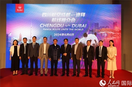 與會(huì)嘉賓合影留念。人民網(wǎng)記者張志文攝