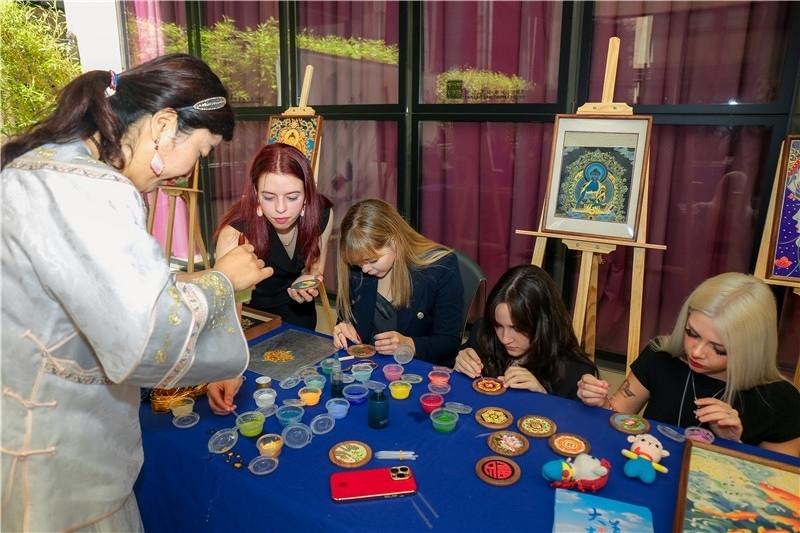 西班牙嘉賓參觀青海傳統(tǒng)手工技藝展示。主辦方供圖