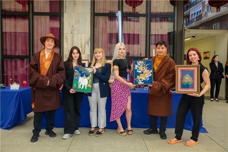 西班牙嘉賓參觀青海傳統(tǒng)手工技藝展示。主辦方供圖