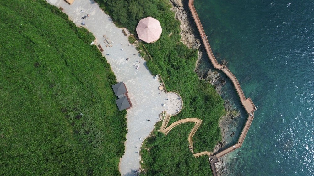 2023年8月16日，長海縣小長山島小水口森林公園一角（無人機照片）。新華社記者 陳為 攝