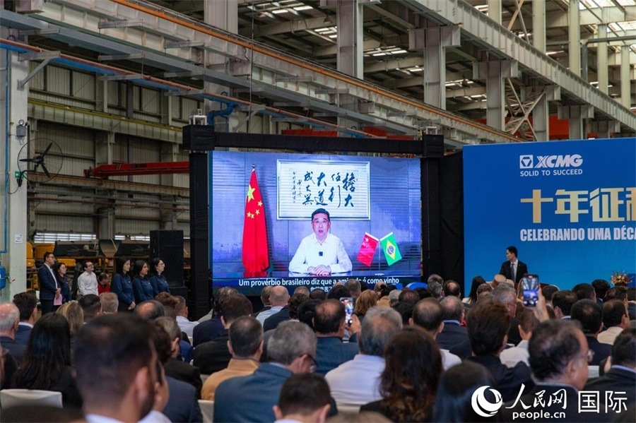 徐工集團(tuán)、徐工機(jī)械董事長(zhǎng)楊東升在視頻致辭中表示，徐工作為中國(guó)工程機(jī)械的排頭兵，堅(jiān)定不移實(shí)施國(guó)際化主戰(zhàn)略，投資運(yùn)營(yíng)的徐工巴西制造基地成為見(jiàn)證中巴友誼的標(biāo)桿示范。 人民日?qǐng)?bào)社拉美中心分社 威廉·科埃略·維亞納攝