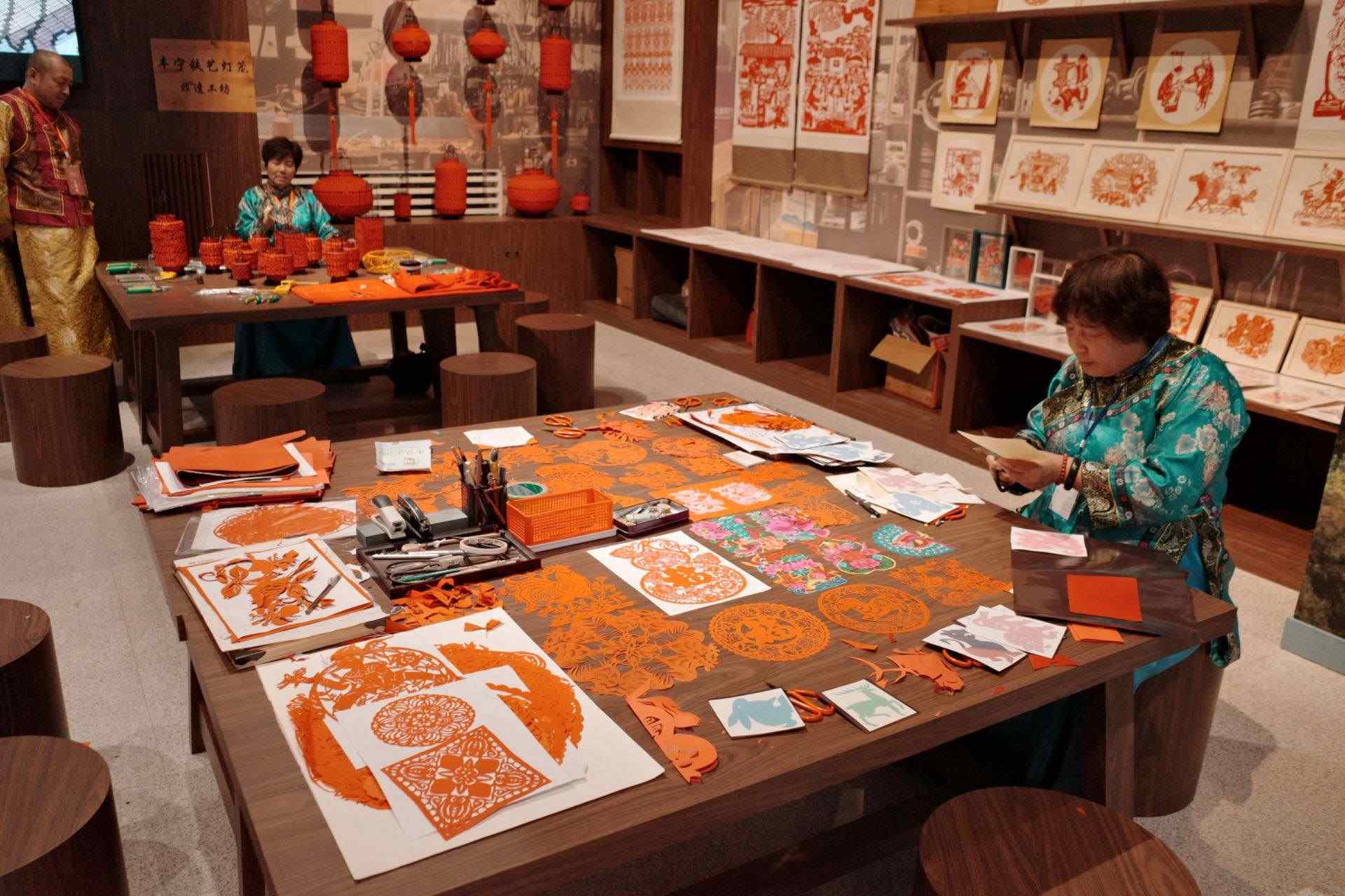 “氣象萬(wàn)千——中國(guó)非遺保護(hù)實(shí)踐主題展”上，非遺傳承人現(xiàn)場(chǎng)展示。人民網(wǎng)記者 劉微攝