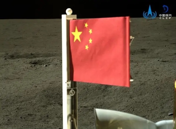 五星紅旗在落于月背的嫦娥六號探測器上展開。