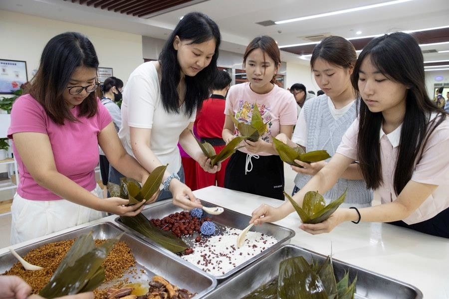 2024年6月1日，海峽兩岸青年學(xué)生在華東師范大學(xué)包粽子、做香囊，體驗傳統(tǒng)文化。