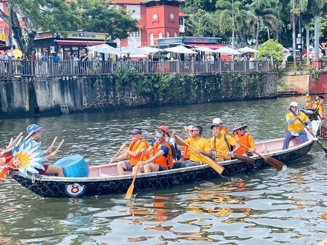 多元種族共同奮輯前進，體驗在馬六甲河劃龍舟，引來大批游客駐足圍觀。組委會供圖