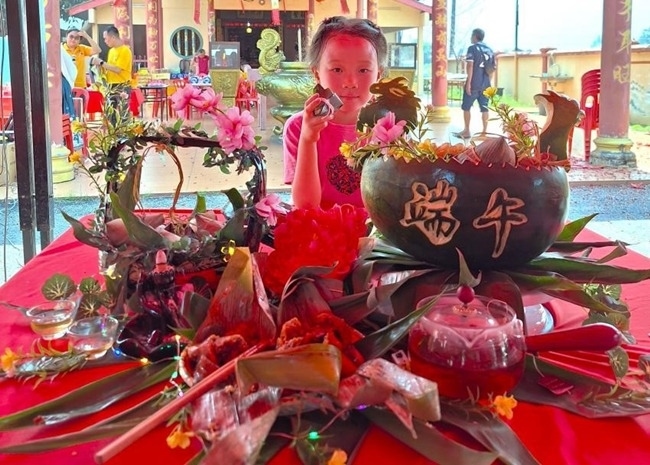 小朋友展示學裹粽子的成品照。組委會供圖