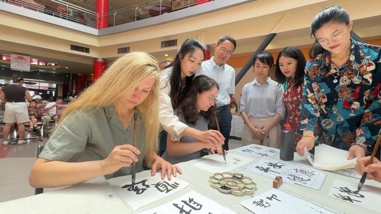 羅馬尼亞友人在活動現(xiàn)場學(xué)寫漢字。中國駐羅馬尼亞大使館領(lǐng)僑處供圖