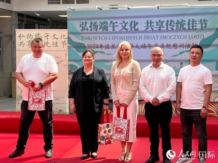 向波蘭友人發(fā)放端午節(jié)慰問(wèn)品。人民網(wǎng)記者 李增偉攝