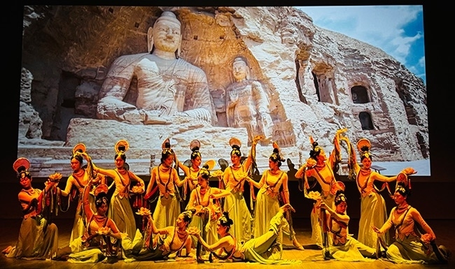 展演現場，同學們在表演節(jié)目《云岡飛天印象》。校方供圖
