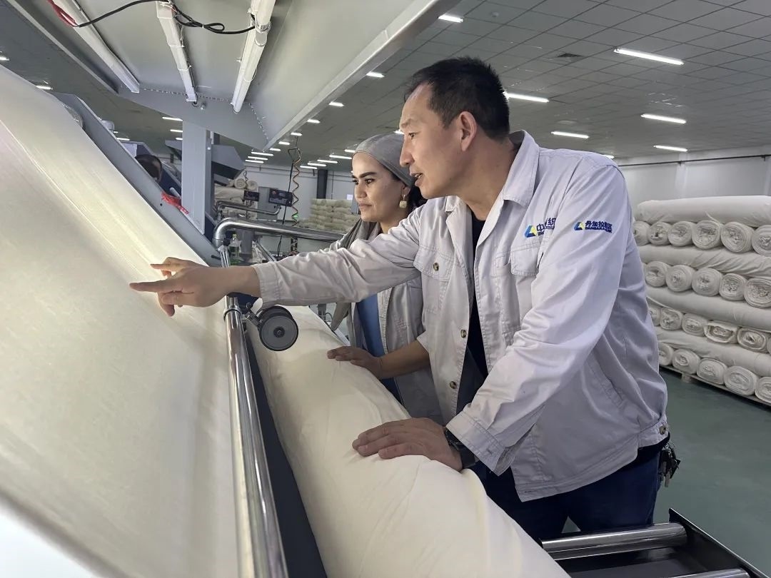 中方技術人員正在指導當?shù)毓と?。屈佩攝