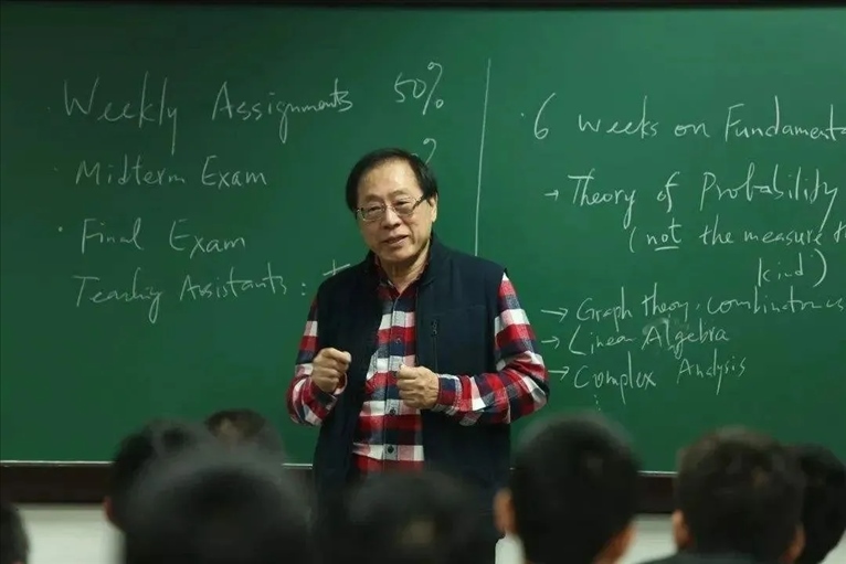 △姚期智為清華大學(xué)學(xué)生授課。
