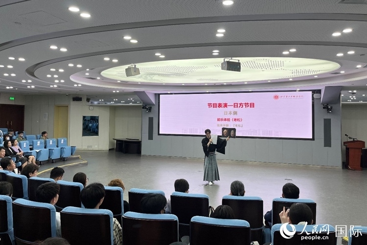 日本大學生介紹能樂知識。人民網(wǎng)記者 陳思攝