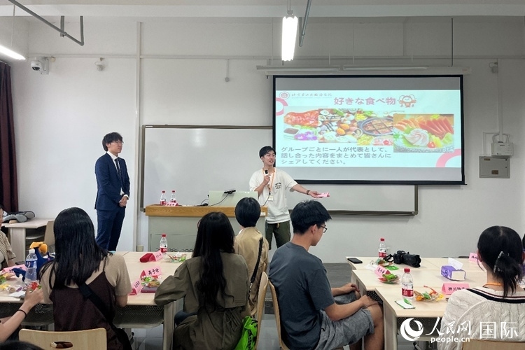 中日大學生交流討論。人民網(wǎng)記者 陳思攝