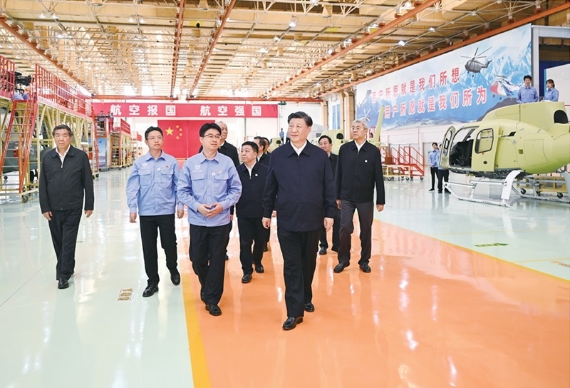 2023年10月10日至13日，中共中央總書記、國家主席、中央軍委主席習(xí)近平在江西考察。這是11日上午，習(xí)近平在景德鎮(zhèn)市昌河飛機(jī)工業(yè)（集團(tuán)）有限公司考察。 新華社記者 燕雁/攝