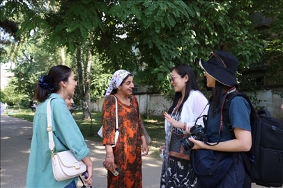 人民日報記者和塔方記者在進行交流。顏歡攝