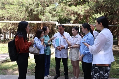 聯(lián)合采訪團隊在采訪塔吉克斯坦中央眼科醫(yī)院副院長馬爾索羅夫·薩爾杜洛。胡澤曦攝