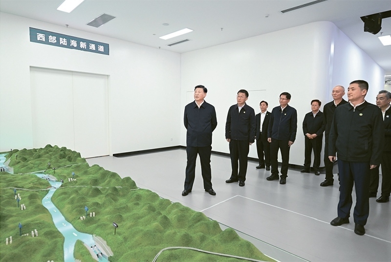 2023年12月14日至15日，中共中央總書記、國家主席、中央軍委主席習(xí)近平在廣西考察。這是14日上午，習(xí)近平在南寧市考察中國—東盟信息港股份有限公司，結(jié)合平陸運(yùn)河沙盤聽取西部陸海新通道骨干工程建設(shè)匯報。 新華社記者 謝環(huán)馳/攝