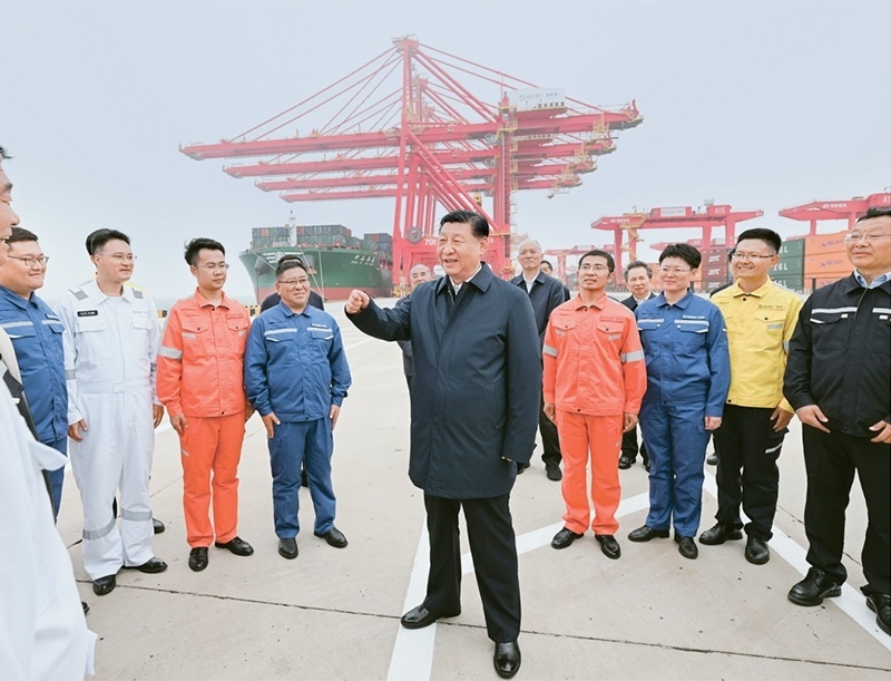 2024年5月22日至24日，中共中央總書記、國家主席、中央軍委主席習(xí)近平在山東考察。這是22日下午，習(xí)近平在日照港親切慰問港口科技工作者、運(yùn)營人員、航運(yùn)人員。 新華社記者 謝環(huán)馳/攝