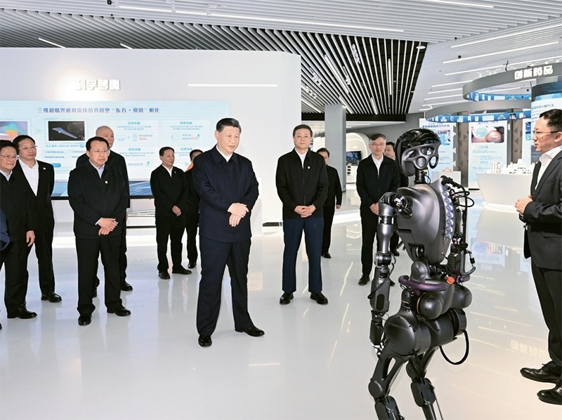 2023年11月28日至12月2日，中共中央總書記、國家主席、中央軍委主席習(xí)近平在上海考察。這是11月28日下午，習(xí)近平在浦東新區(qū)張江科學(xué)城參觀上?？萍紕?chuàng)新成果展。 新華社記者 謝環(huán)馳/攝