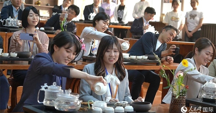 日本創(chuàng)價(jià)學(xué)會(huì)青年代表團(tuán)在新疆師范大學(xué)體驗(yàn)中國(guó)茶藝。人民網(wǎng)記者 張麗婭攝