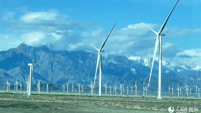 從烏魯木齊到吐魯番沿途的風(fēng)力發(fā)電設(shè)備。人民網(wǎng)記者 張麗婭攝