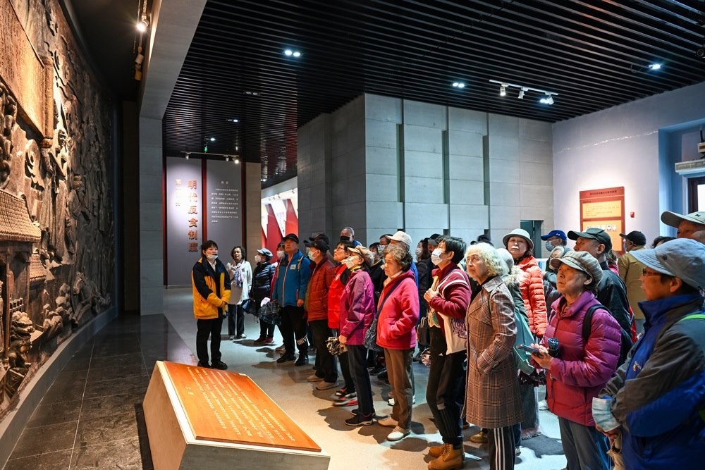 △ 2024年4月10日，北京朝陽區(qū)安慧里社區(qū)黨委組織離退休黨員參觀“明鏡昭廉”明代反貪尚廉歷史文化園。
