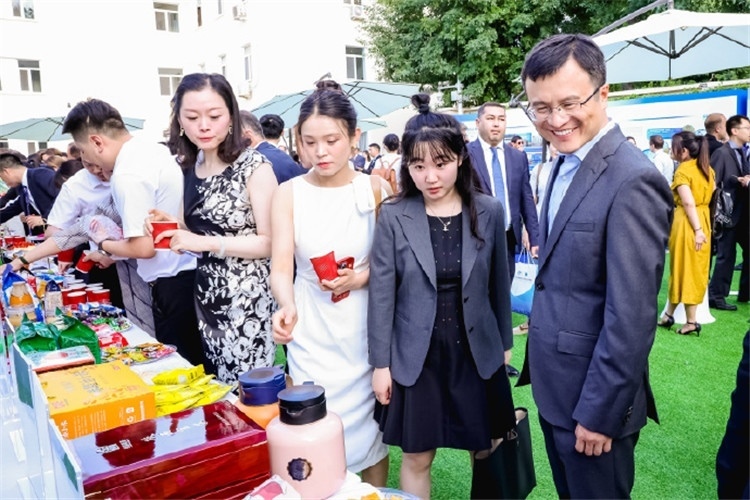 與會嘉賓參觀品鑒上合組織農(nóng)業(yè)基地特產(chǎn)。主辦方供圖