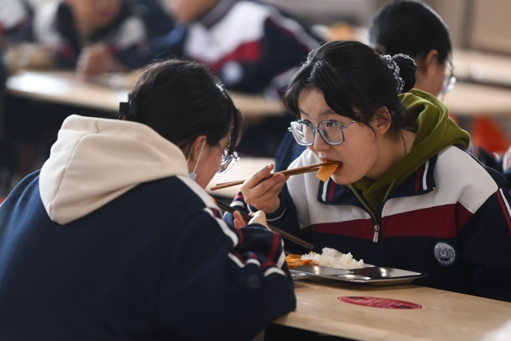 2023年2月23日，果洛西寧民族中學(xué)學(xué)生在食堂吃午飯。